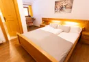 Doppelzimmer mit Holzbett und Schreibtischbereich im Almhotel Bergerhof