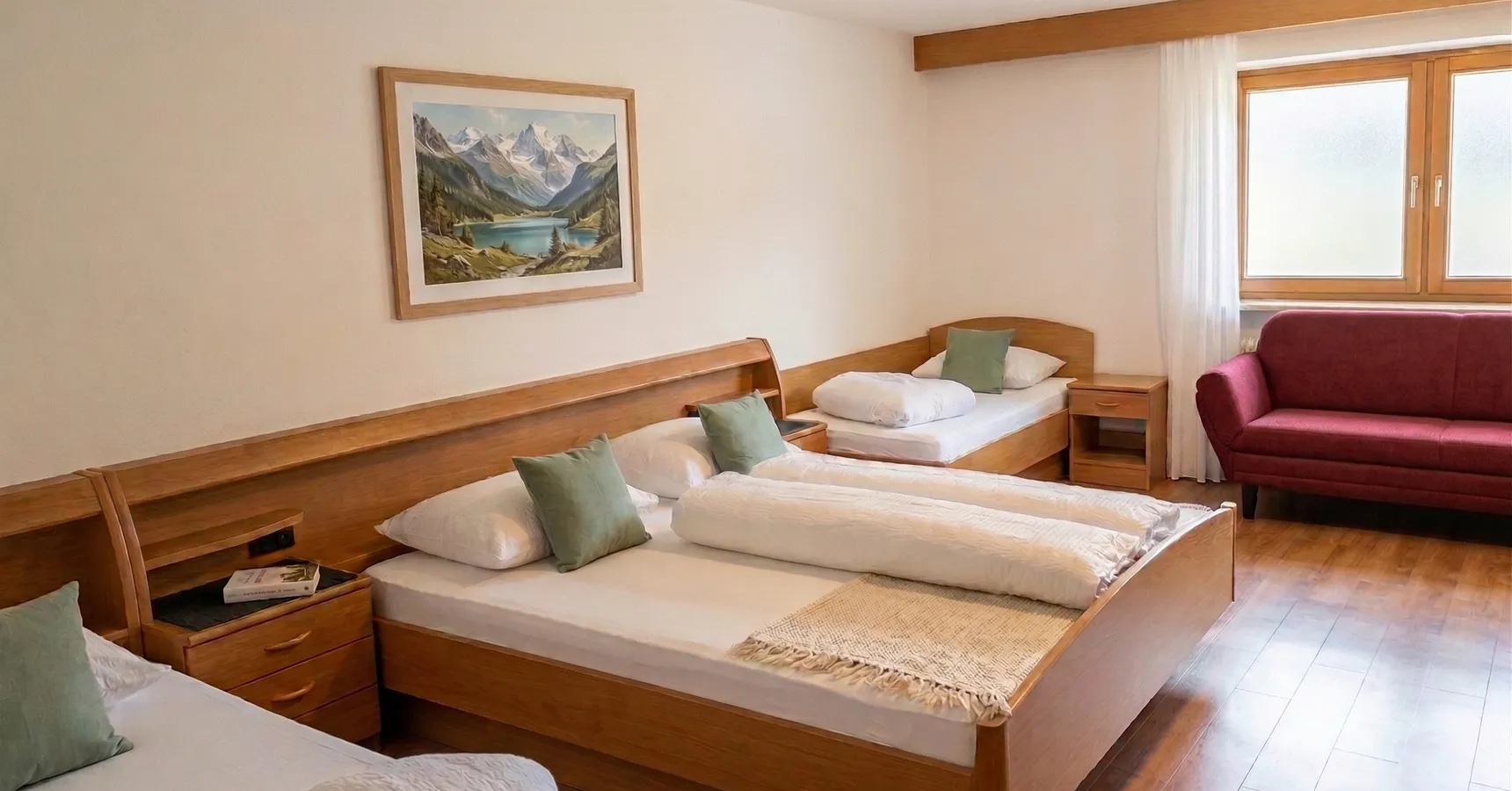 Geräumiges Familienzimmer mit Sofa und Alpenbild an der Wand im Sarntal