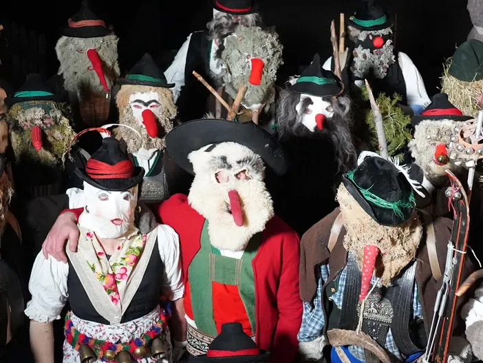 Traditionelle Sarner Maskenträger mit handgefertigten Fellmasken beim winterlichen Brauchtum