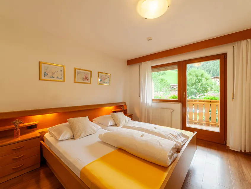 Doppelzimmer mit Bergblick und Balkon, Aussicht auf Almwiesen und Nadelwald im Sarntal