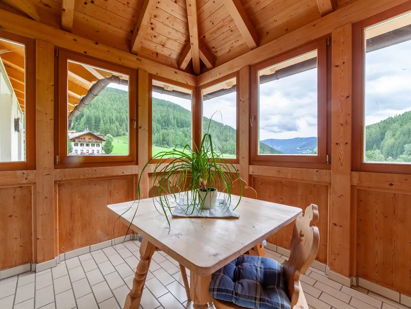 Gemütlicher Erker mit Zirbenholztisch und Rundumfenstern mit Bergpanorama über das Sarntal