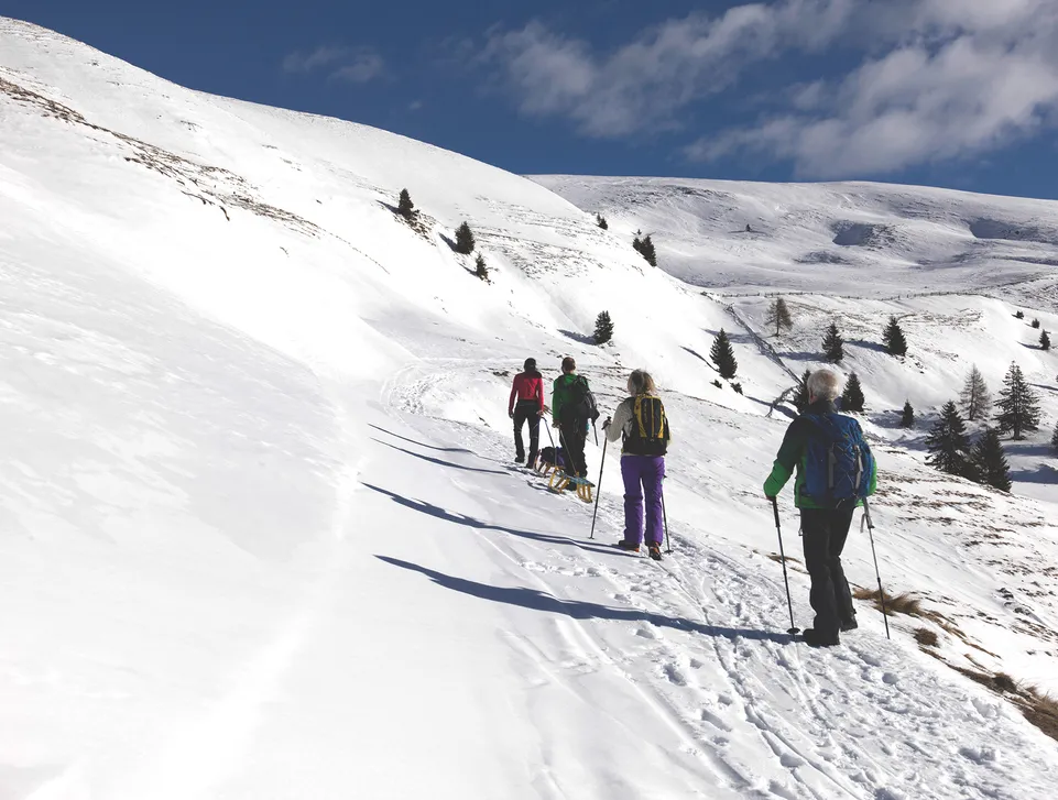 Gruppe bei einer Schneeschuhwanderung durch die tief verschneite Winterlandschaft im Sarntal