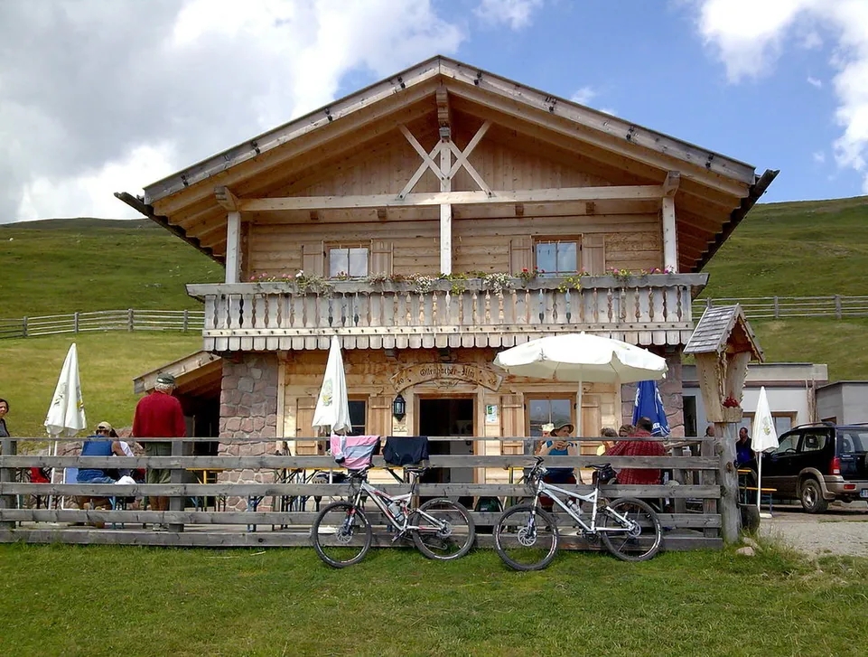 Sonnige Almhütte mit Terrasse und Mountainbikes bei einer Einkehr auf der Sarntaler Alm
